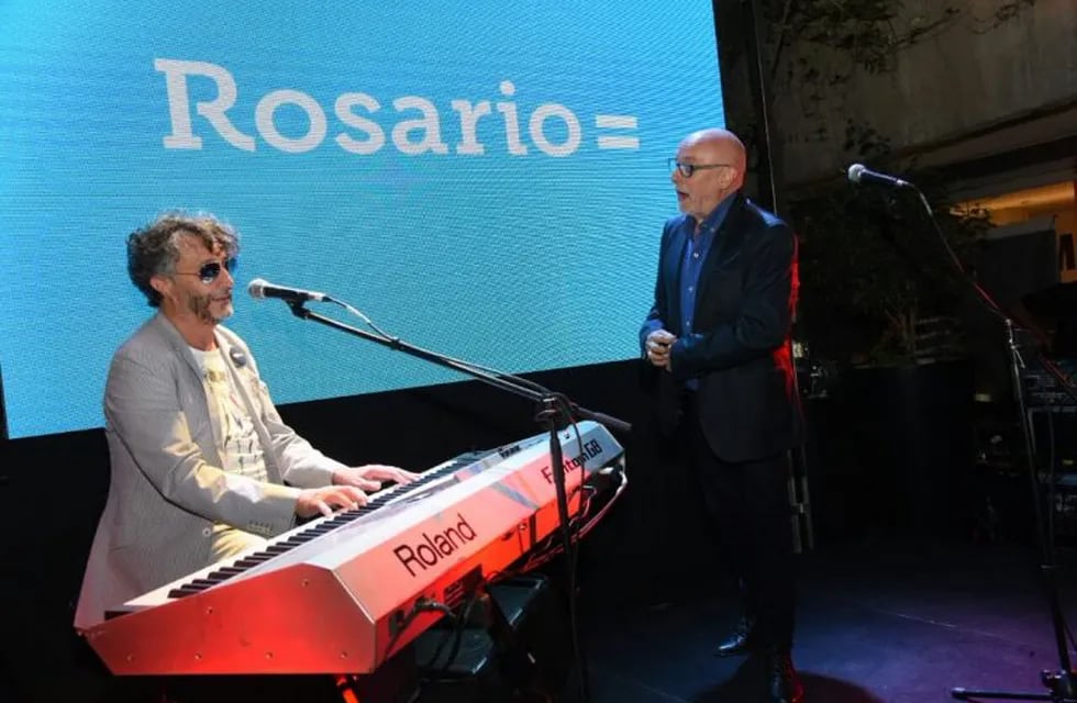 Juan Carlos Baglietto se subió al escenario en San Telmo para acompañar al compositor. (@MonicaFein)