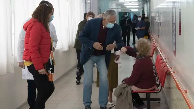 Rodriguez Saá acompaño a los mayores de 80 años en el comienzo de la vacunación