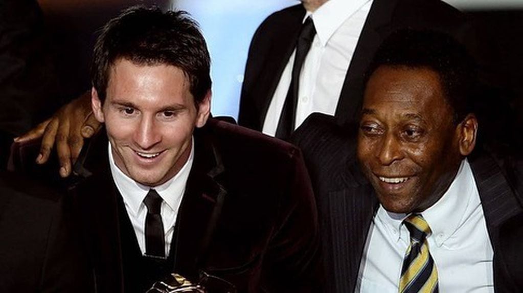 Dos reyes del fútbol mundial juntos. Lionel Messi despidió a Pelé. 