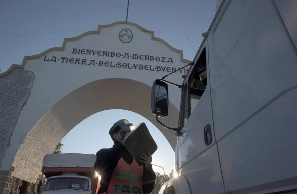 Realizan controles sanitarios a camionetos en los ingresos a Mendoza. Control Integrador Cristo Redentor en Uspallata como en Arco Desaguadero. Coronavirus. Foto: Gobierno de Mendoza.