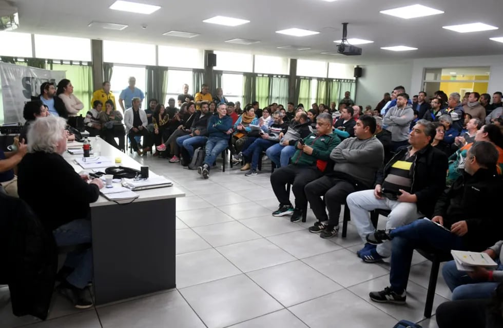Suoem. Reunión general de delegados en la sede del gremio para determinar los pasos a seguir. (Ramiro Pereyra / La Voz)