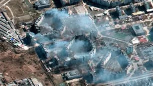 Esta imagen satelital proporcionada por Maxar Technologies muestra un edificio de apartamentos en llamas en el noreste de Mariupol, Ucrania, durante la invasión rusa el sábado 19 de marzo de 2022. (Imagen satelital ©2022 Maxar Technologies vía AP)