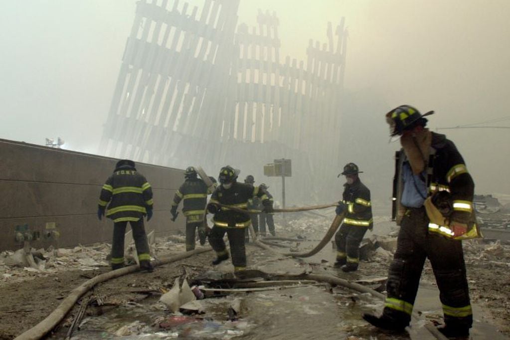 Bomberos trabajando en el lugar del atentado. (AP)