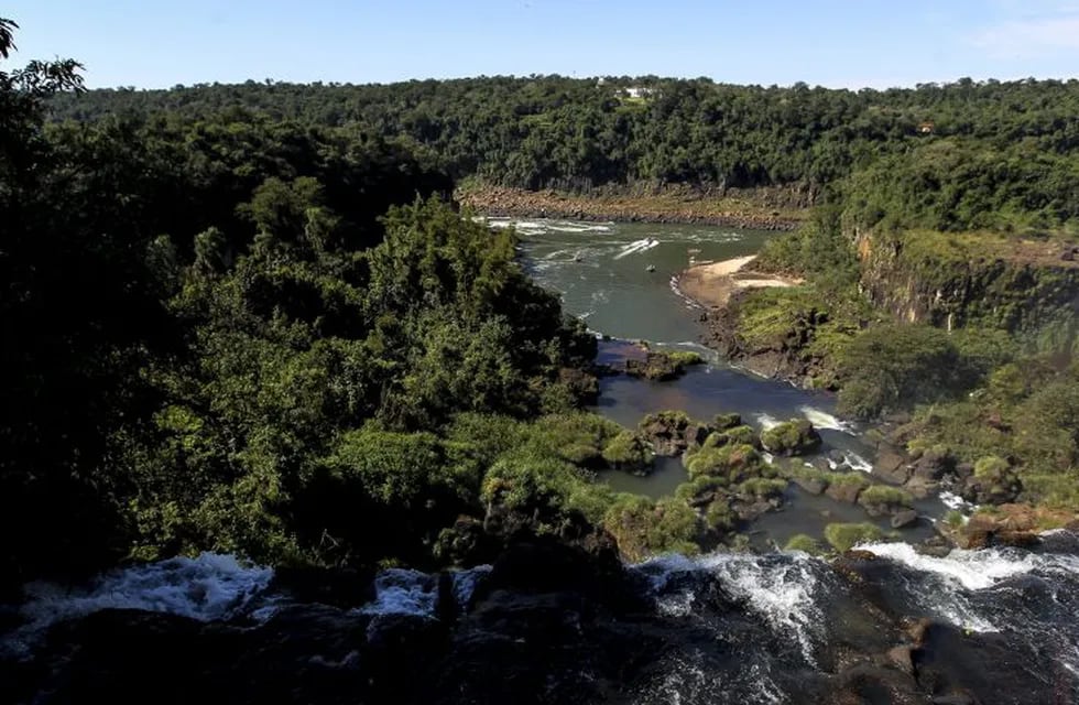 BAS18. BUENOS AIRES (ARGENTINA) 04/05/2015.- Vista del Parque Nacional de Iguazu este, 02 de mayo de 2015, en la provincia de Misiones (Argentina). Las cataratas del Iguazú se localizan sobre el río del mismo nombre, en el límite entre la provincia argentina de Misiones y el estado brasileño de Paraná, están formadas por 275 saltos de hasta 70 metros de altura, fueron declaradas Patrimonio de la Humanidad por la UNESCO y son uno de los mayores atractivos turísticos del país. EFE/David Fernández misiones  recorrida por el parque nacional iguazu lugar donde se encuentran las cataratas del iguazu declaradas Patrimonio de la Humanidad por la UNESCO