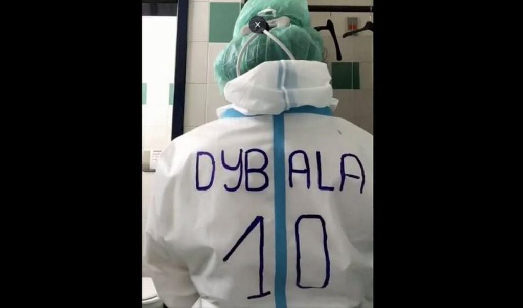 La enfermera fanática de Dybala con su camiseta dibujada