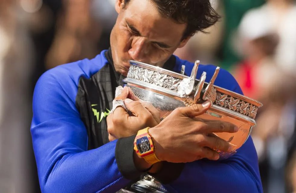 El espau00f1ol Rafael Nadal abraza la copa tras imponerse al suizo Stan Wawrinka en la final del Abierto de tenis de Francia en París el 11/06/2017. foto: Rex Shutterstock/Zuma Press/dpa