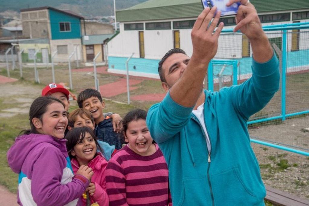 Intendente de Ushuaia Walter Vuoto recorriendo las "canchitas" de los barrios
