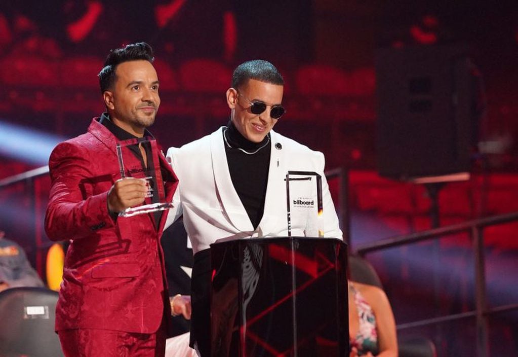 Luis Fonsi y Daddy Yankee se llevaron el premio a canción latina de la década. (Foto: EFE)