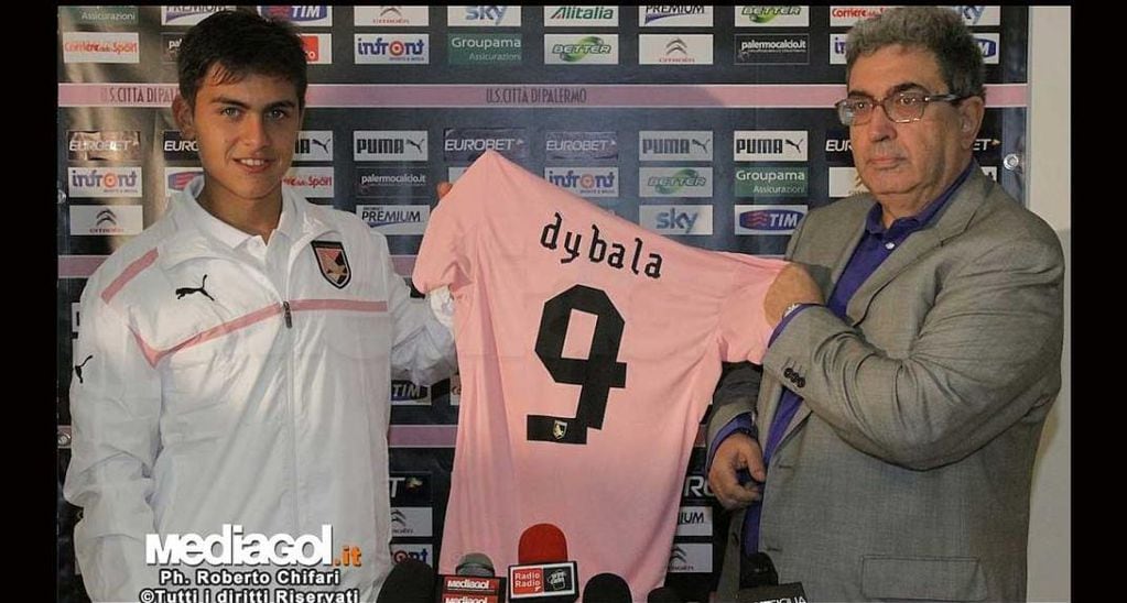 Dybala y la camiseta que usó en el Palermo. (Foto: vía Twitter).