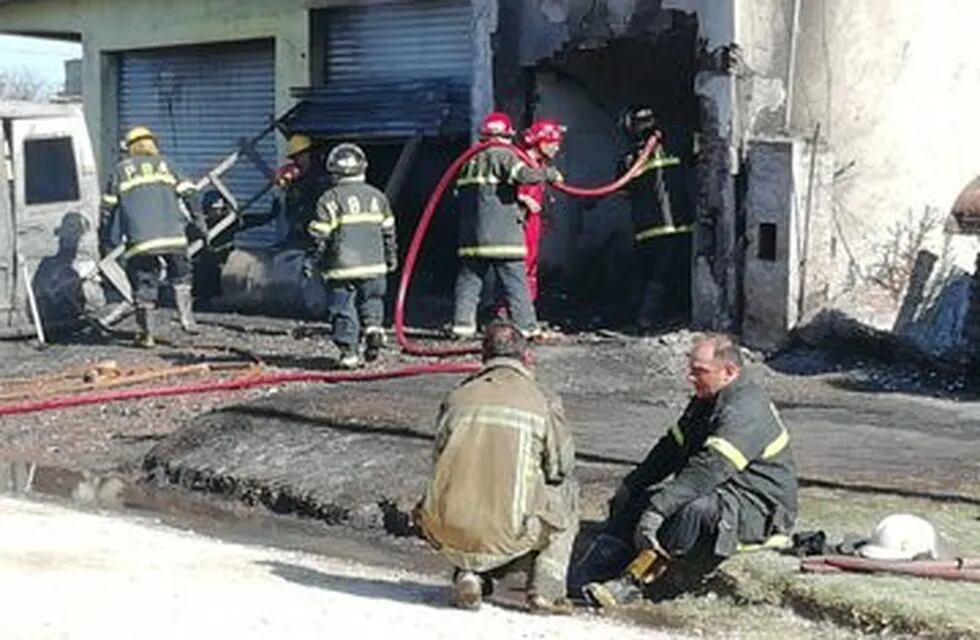 Murieron dos personas en un incendio en una distribuidora química en Mar del Plata (Foto: @RubenOFerrari)