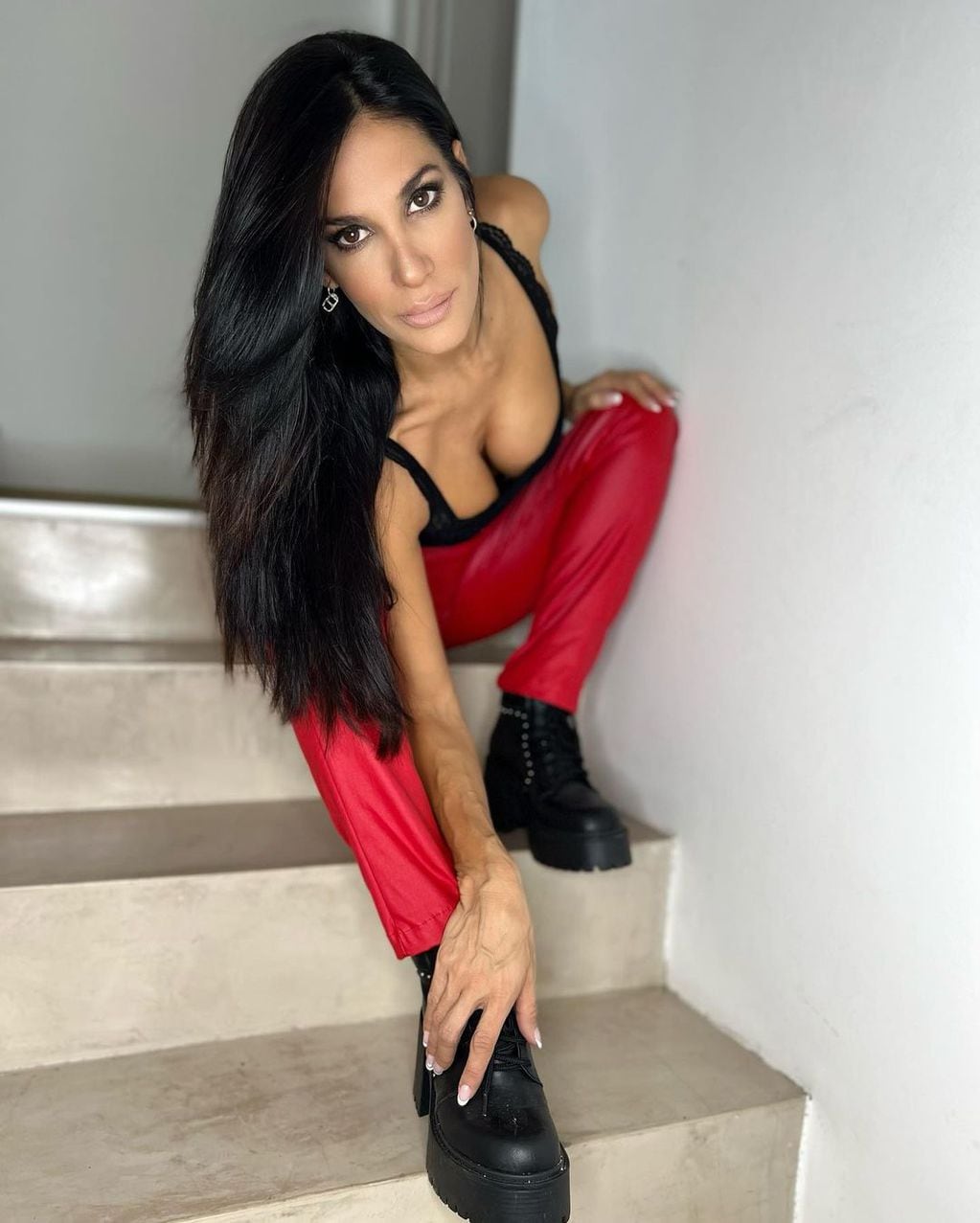 Silvina Escudero sorprendió a sus seguidores con un top de encaje negro y pantalón rojo engomado.