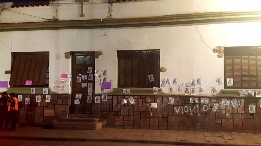 El frente de la casa donde se habría cometido el ataque a la menor en El Carmen, fue "escrachado" por los manifestantes.