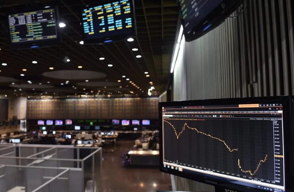 A screen displays the MERVAL index rising at the Buenos Aires Stock Exchange on May 8, 2018.\r\nThe Argentine peso fell 4.61 percent in opening trade Tuesday, signalling a return to the volatility that prompted the country's central bank to intervene last week to support the currency. / AFP PHOTO / JUAN MABROMATA ciudad de buenos aires  crisis economica pedido rescate auxilio fondo monetario internacional FMI bolsa de comercio suba record de la cotizacion del dolar