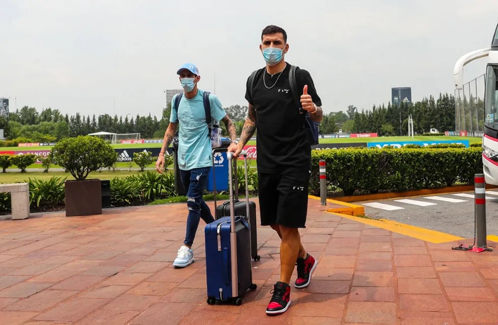 Ángel Di María y Leandro Paredes llegaron a Argentina sin Messi, su compañero en PSG. (@Argentina)