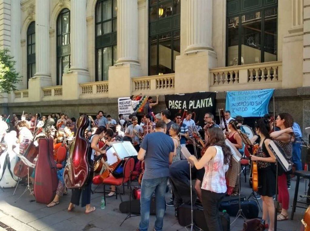 La Orquesta Sinfónica Provincial de Rosario tocó en la peatonal Córdoba. (@sinfonicarosario)