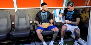 Lionel Messi sentado en el banco, la imagen que captó todas las miradas en el Argentina-Perú.