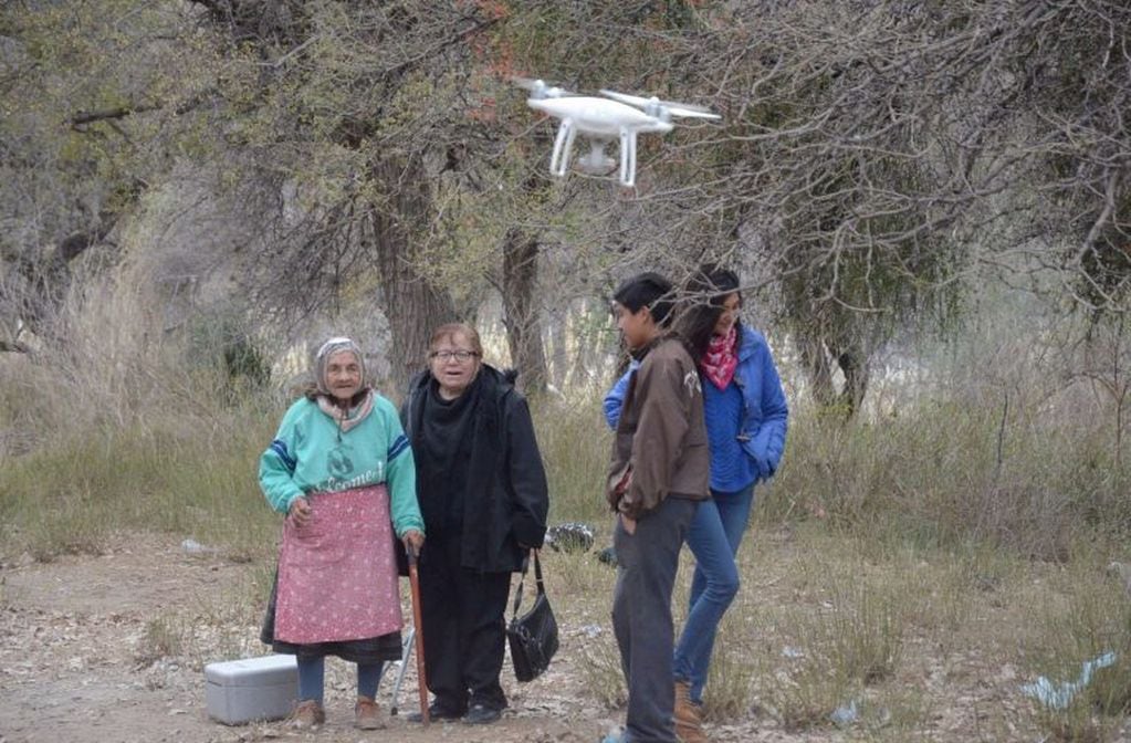 María Leonor, la abuela centenaria impactada viendo un drone.  Fotos: Alejandro Lorda. Video: Denis Norambuena.