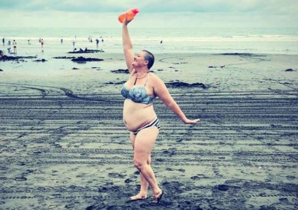 Shelly Proebstel, una mujer neozelandesa que conmovió con su carta luego de que la burlaran por su cuerpo en una playa.
