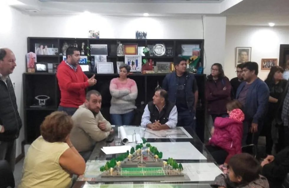 vecinos del barrio bicentenario con el intendente Facundo Prades