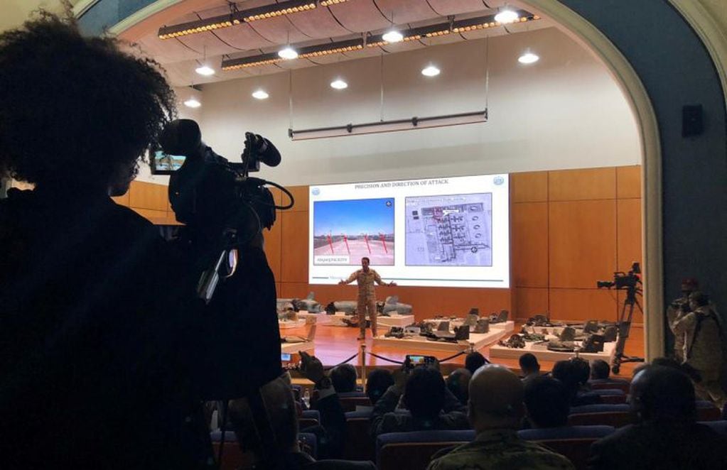 Los restos del dron, incluido uno descrito como un UAV iraní Delta Wave, a la derecha, del ataque a la refinería de petróleo Aramco Abqaiq, se exhibe durante una conferencia de prensa del Ministerio de Defensa en Riad, Arabia Saudita, el miércoles 18 de septiembre de 2019. Crédito: Vivian Nereim/Bloomberg.