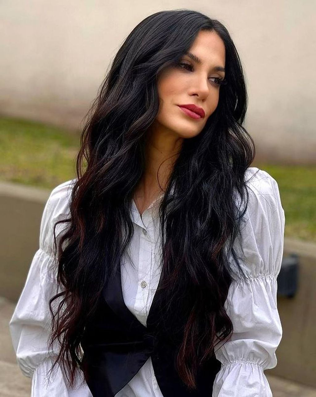 Silvina Escudero desplegó elegancia y sensualidad con un look blanco y negro