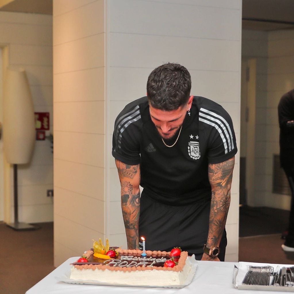 Rodrigo De Paul festejó su cumpleaños con la Selección Argentina