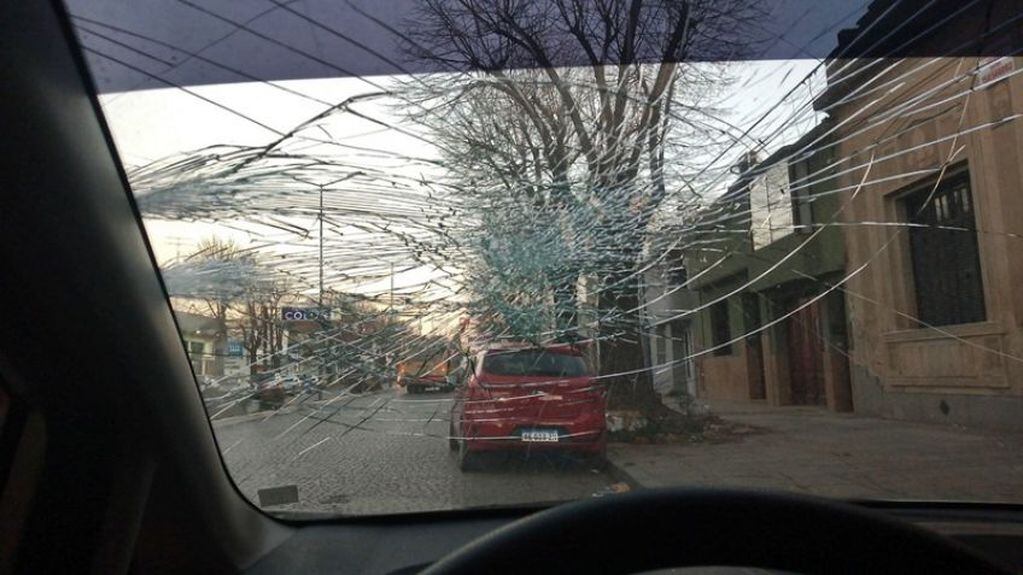 Así quedó el parabrisas del auto del hombre que se negó a dar una moneda a una persona en situación de calle.