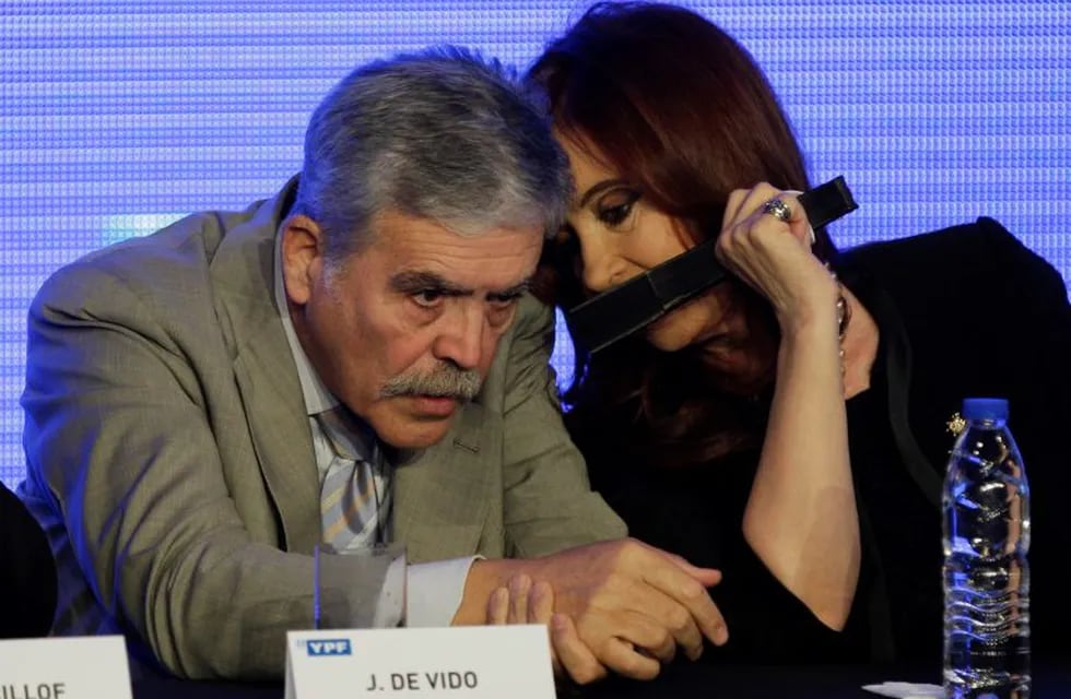Cristina Fernández y Julio De Vido, en el centro de la polémica por las coimas de los cuadernos (AP)