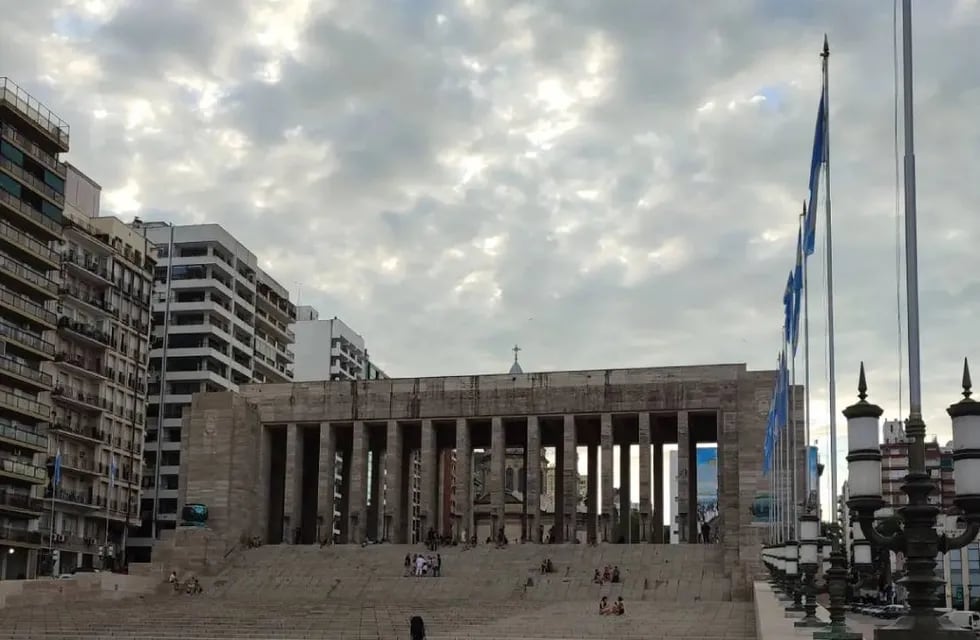 Cielo nublado en Rosario sobre el Monumento Nacional a la Bandera.