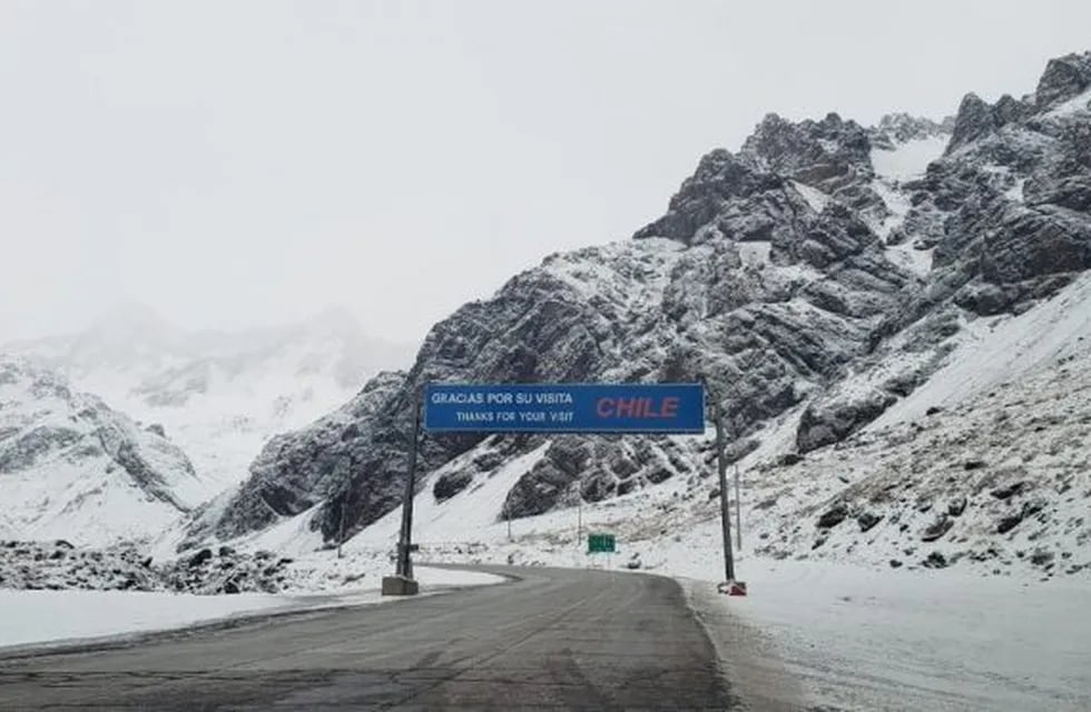 El corredor internacional entre Mendoza y Chile está cerrado por tormentas en alta montaña.