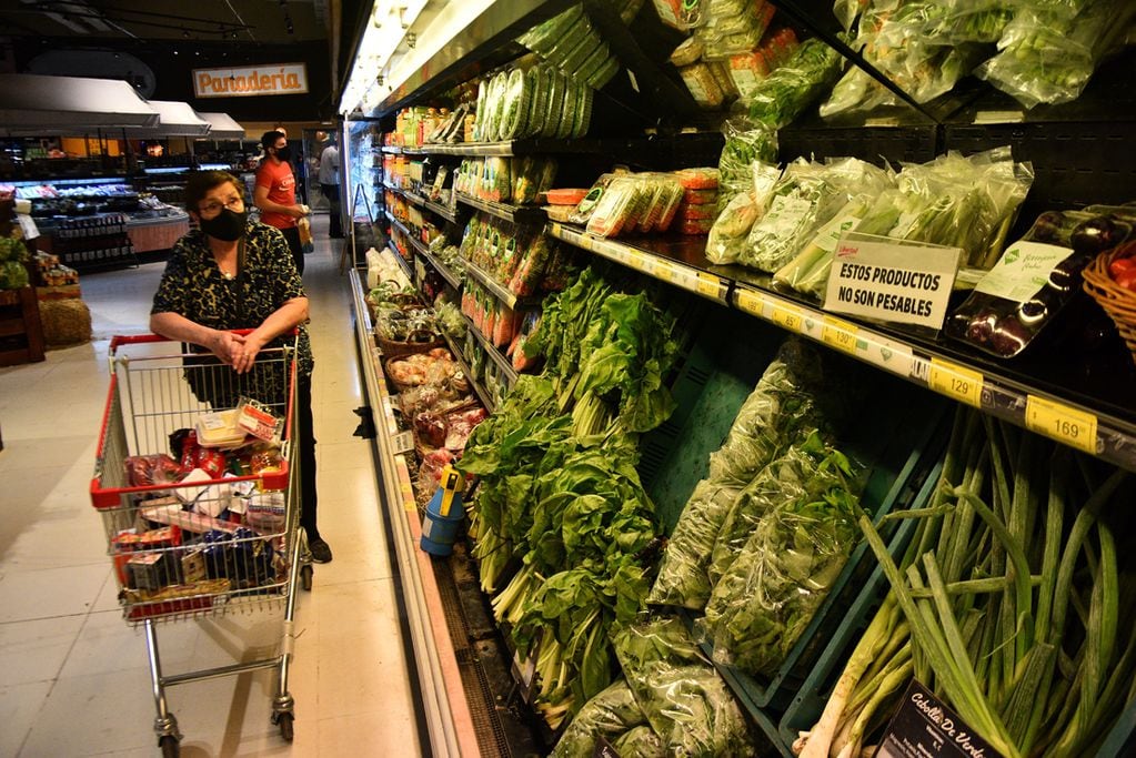 Buscando precios en el supermercado. (Foto: Pedro Castillo)