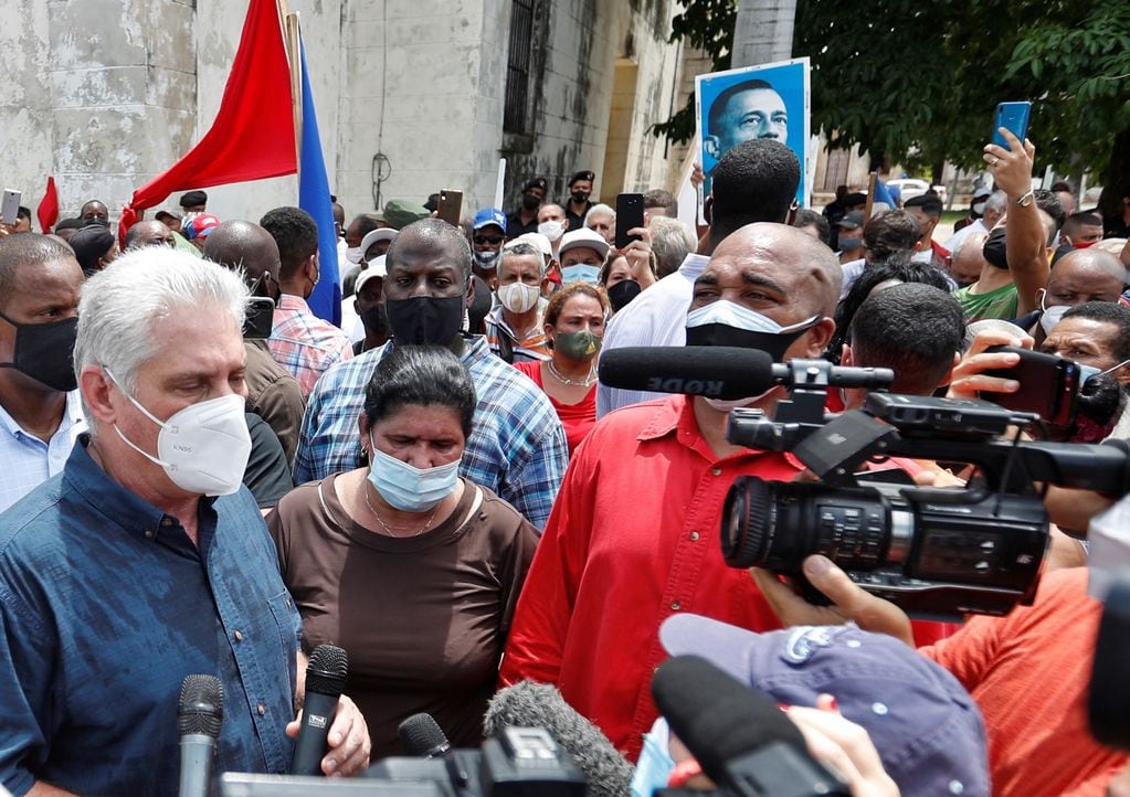 Miguel Díaz-Canel, presidente de Cuba, brindó declaraciones mientras manifestantes opositores a su gobierno protestan en distintos puntos del país.
