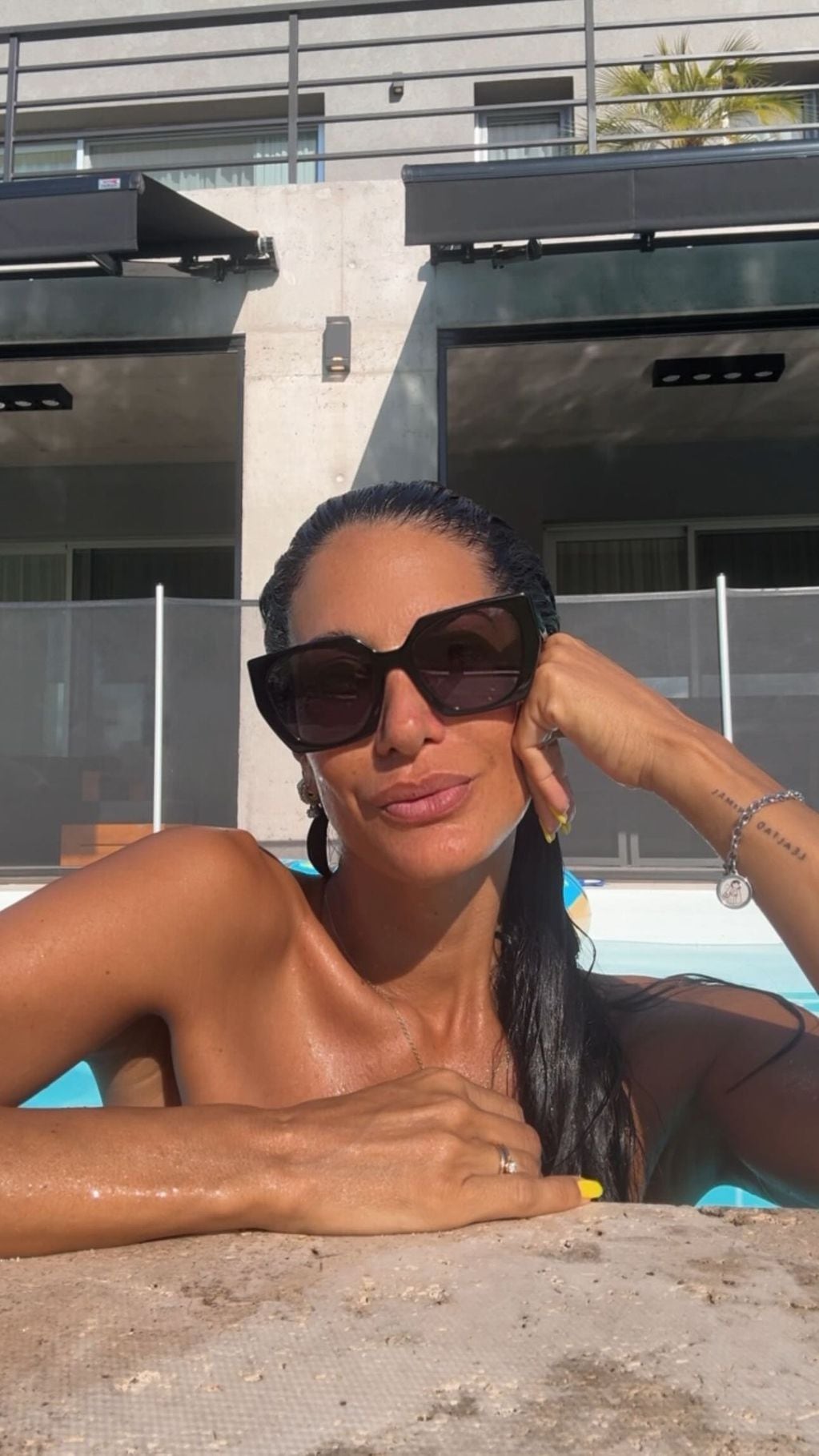Silvina Escudero posó al desnudo en una piscina.