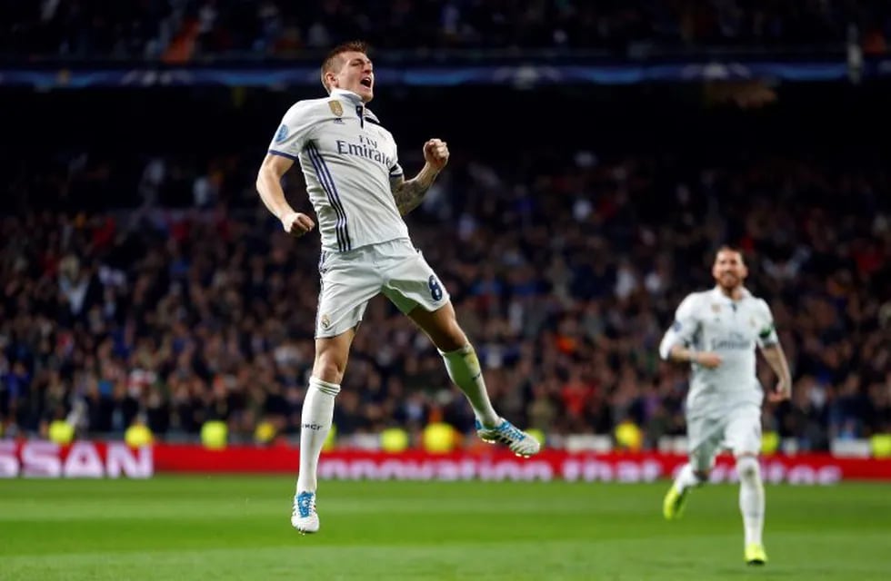 Real Madrid's Toni Kroos celebrates after scoring his side's second goal during the Champions League round of 16, first leg, soccer match between Real Madrid and Napoli at the Santiago Bernabeu stadium in Madrid, Wednesday Feb. 15, 2017. (AP Photo/Francis