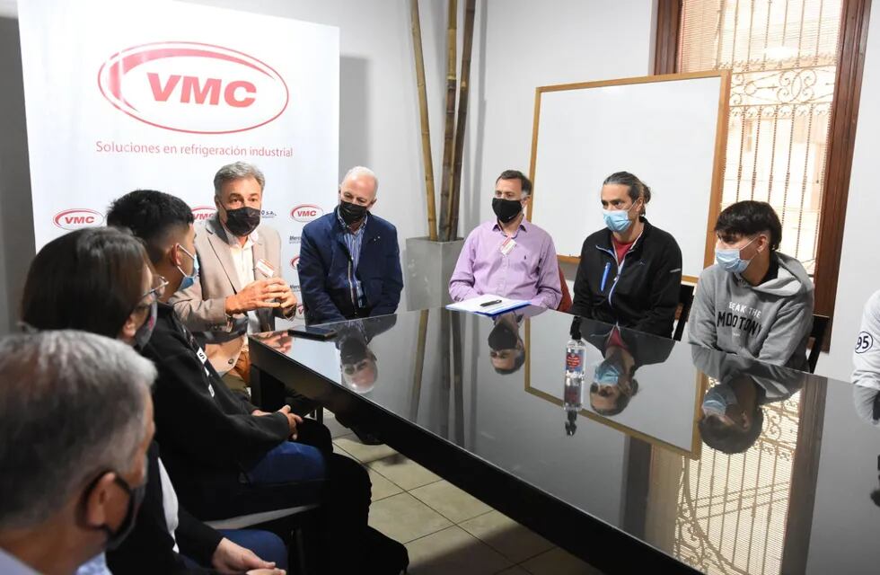El intendente Luis Castellano y funcionarios recorrieron VMC, que adhiere al programa "Aprender en las fábricas"