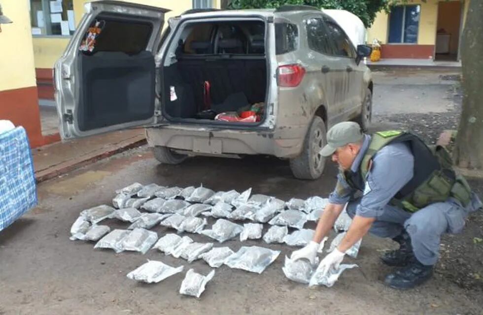Gendarmería encontró veinte kilos de marihuana en el baúl de un vehículo en un control de rutina