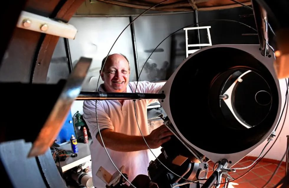 El cerrajero busca ayuda de observatorios internacionales para verificar su hipótesis. (Juan José García)
