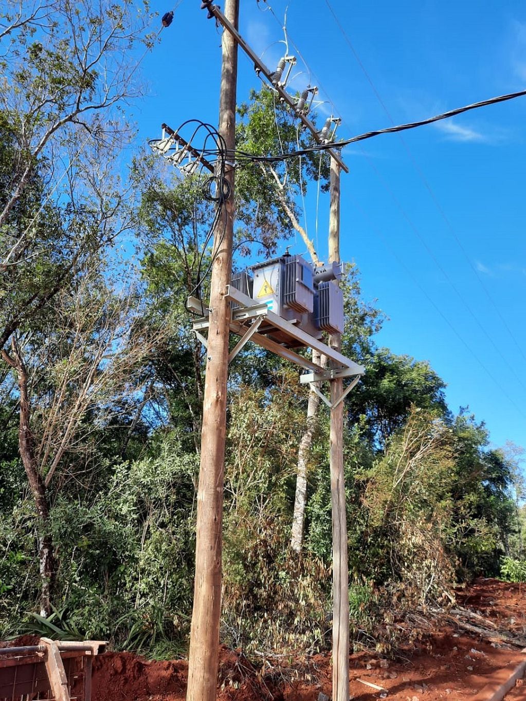 Energía de Misiones realiza trabajos de mejoramiento en Campo Viera y Santo Pipó