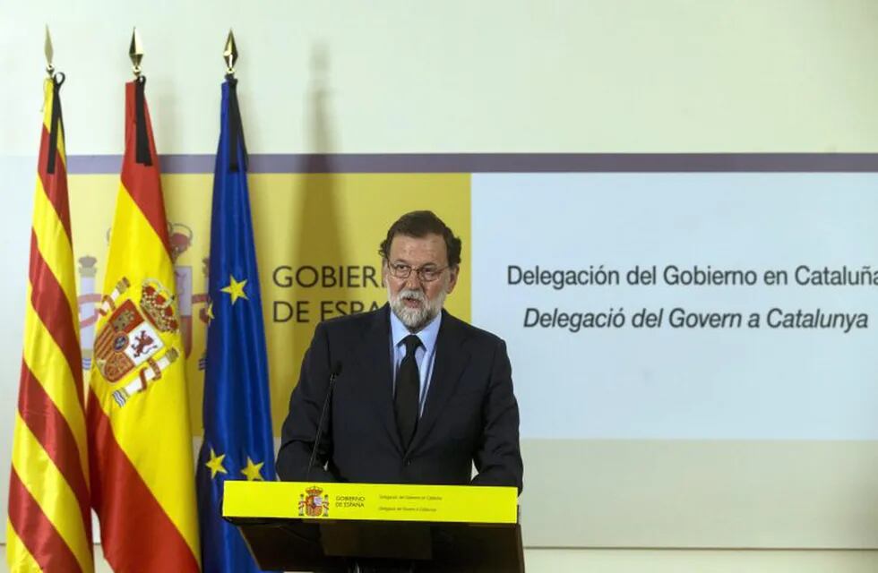 El presidente del Gobierno, Mariano Rajoy, durante la declaración institucional realizada esta noche en la Delegación del Gobierno en Cataluña tras el atentando terrorista cometido hoy en Barcelona. (EFE)