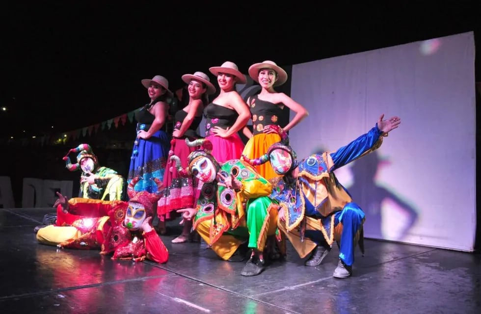 Bailarines profesionales presentaron diversos estilos de baile ante la multitud reunida en el parque Xibi Xibi.