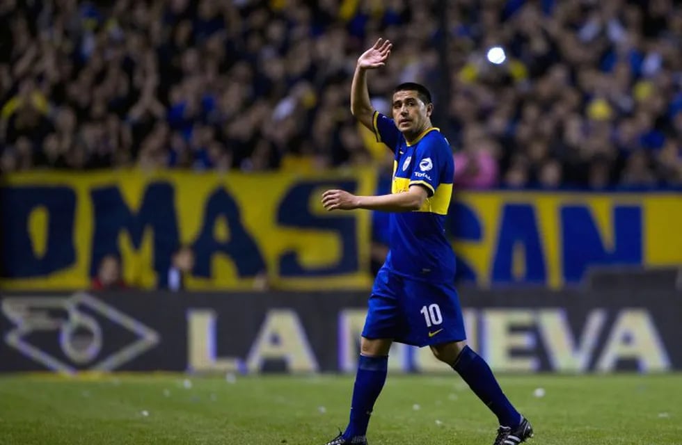 Boca Juniors' midfielder Juan Roman Riquelme waves while leaving the field during their Argentine First Division football match against Quilmes, at the Bombonera stadium in Buenos Aires, Argentina, on September 29, 2013.  AFP PHOTO / Alejandro PAGNI\r\n cancha de boca juniors juan roman riquelme campeonato torneo inicial 2013 futbol futbolistas partido boca juniors quilmes