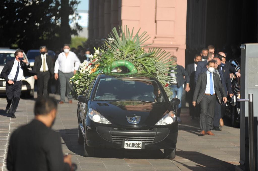 Trasladan los restos de Diego Maradona al cementerio de Bella Vista. (Foto: Federico López Claro)