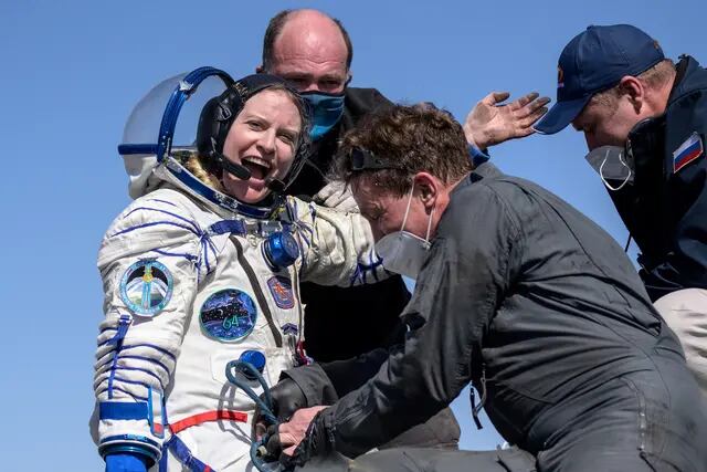 Kate Rubins, astronauta de la NASA, de regreso a la Tierra.