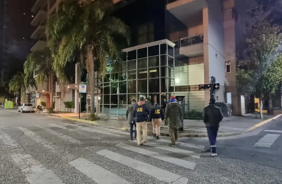 La Agencia de Investigación Criminal (AIC) inició el operativo en Corrientes y Jujuy antes del amanecer.