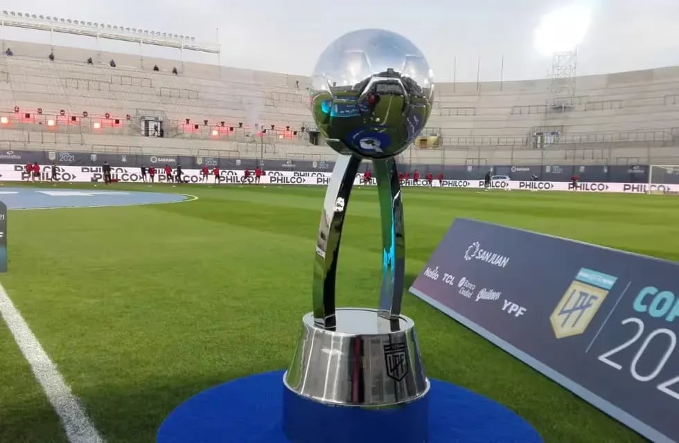 Rosario Central y Platense se disputarán el trofeo de la Copa de la Liga Profesional en Santiago del Estero. (Prensa LPF)