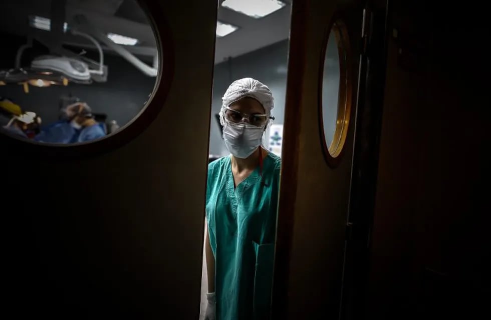Una médica abre la puerta de un quirófano del Hospital El Cruce de Florencia Varela.