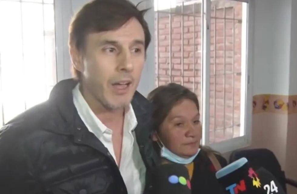 El legislador porteño Roberto García Moritán partició de la protesta de las mamás y familiares de los bebés muertos en el Hospital Neonatal.