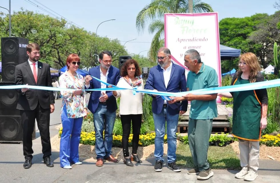 Momento del tradicional corte de cinta para dejar inaugurada la Exposición “Jujuy Florece” 2022 en las playas de estacionamiento de la avenida 19 de Abril.