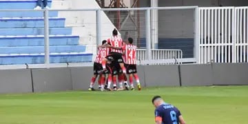 Todo Instituto abraza a Mazur luego del gol que le dio el triunfo ante Atlético en Rafaela