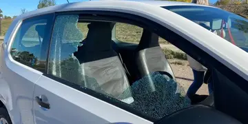 Una mujer se dirigía a tasar su auto a Neuquén y en la ruta le saltó una piedra que le rompió el vidrio.